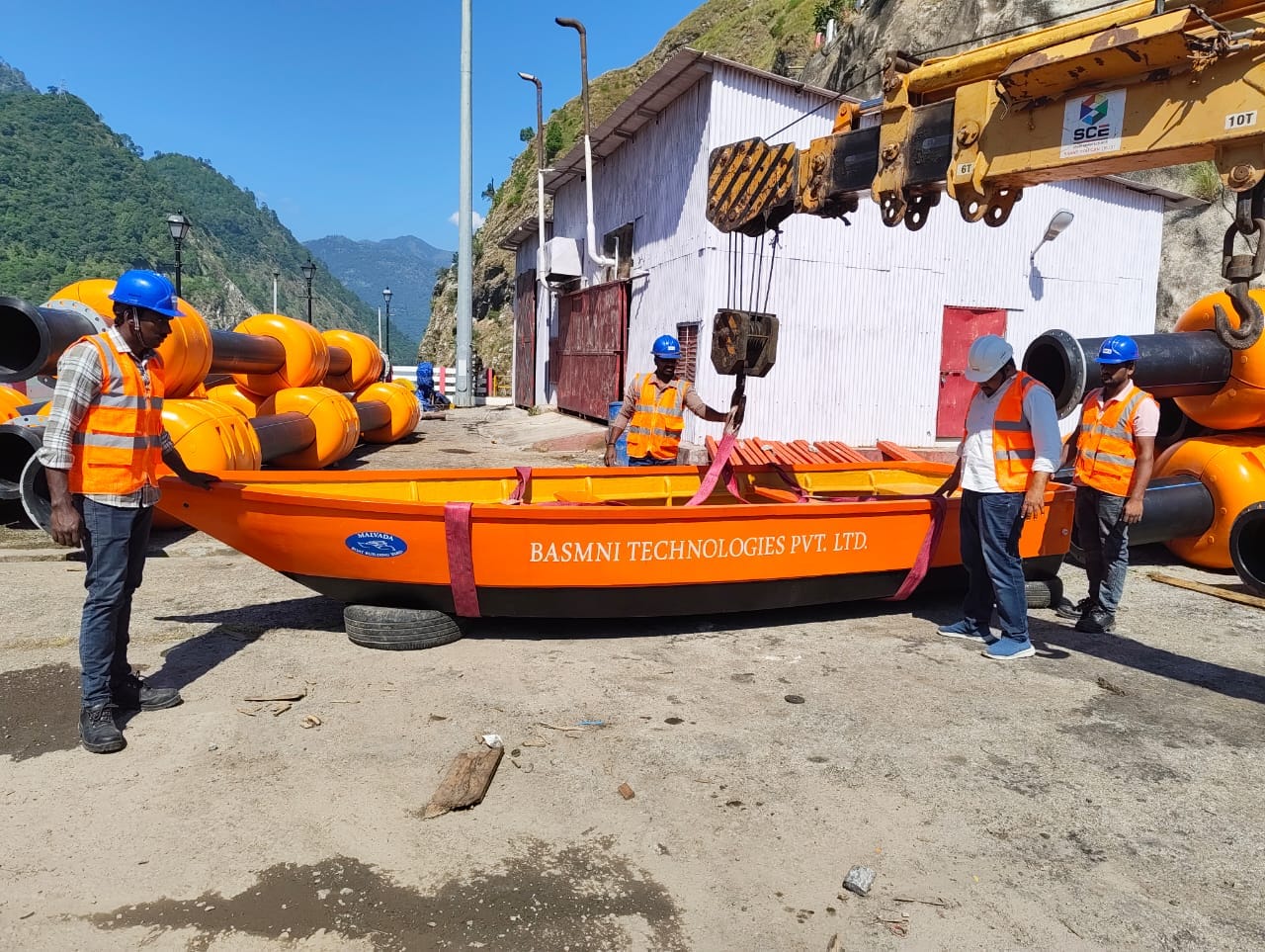 Basmni service boat