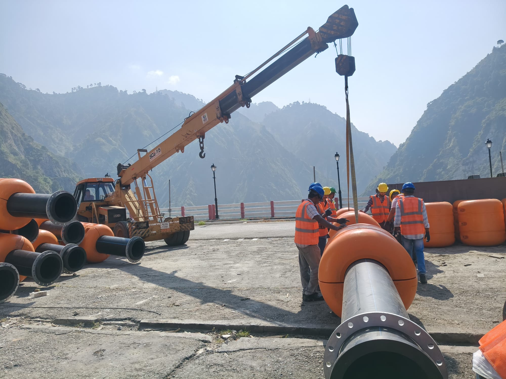 Floating pipeline assembly